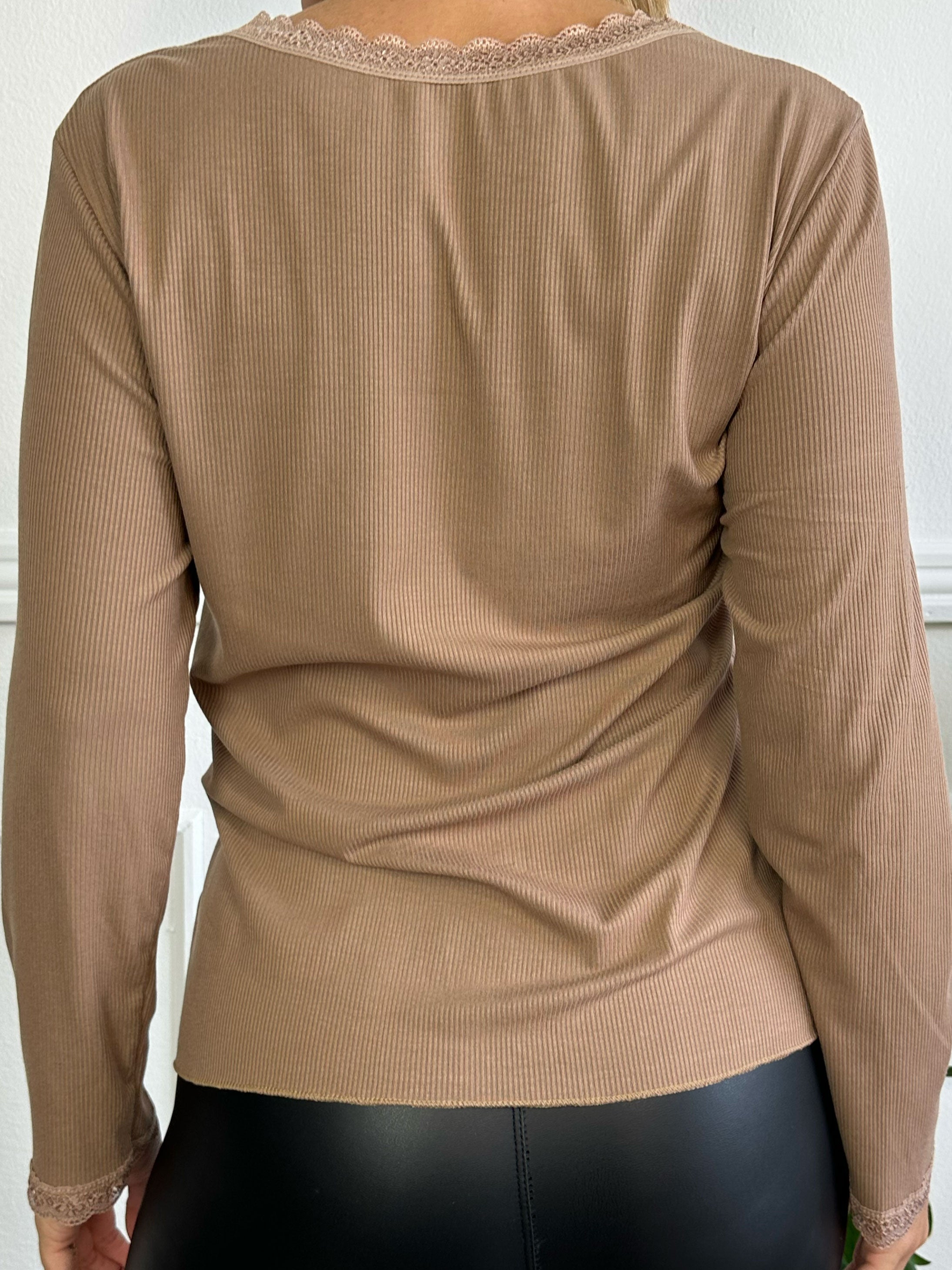 Ibina Long Sleeve - Söt blus med veck och spetskant